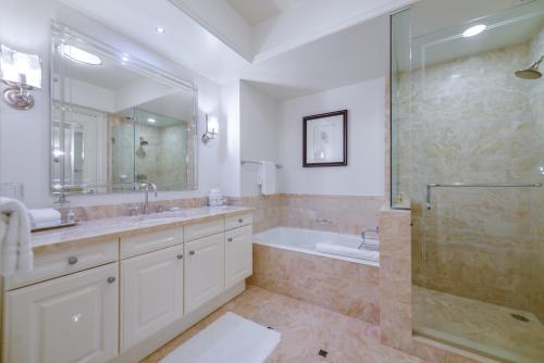y baño con bañera, lavamanos y ducha. en Amazing Four Seasons Resort With Great View, en Miami