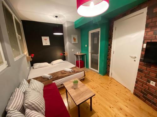 スコピエにあるOld Town M - Rooms & Apartmentsのベッドとソファのあるリビングルーム