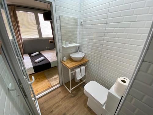 スコピエにあるOld Town M - Rooms & Apartmentsのトイレと洗面台のある小さなバスルーム