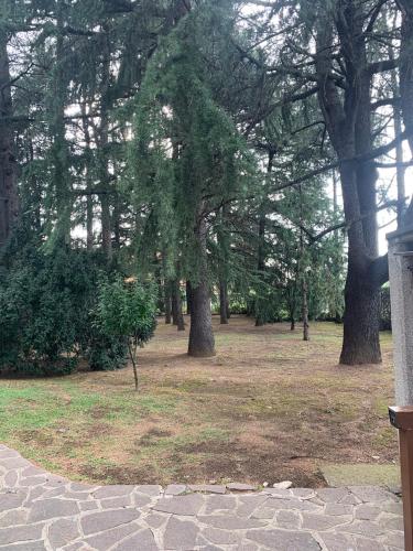 park z drzewami i kamienną ścieżką spacerową w obiekcie Appartamento brevi periodi "Pedrini's Welcome Home" w Bergamo