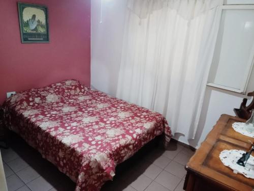 una piccola camera da letto con un letto e una finestra di Fabiana Alquiler Temporario en San Luis Argentina Juana koslay a Quebrada de los Códores