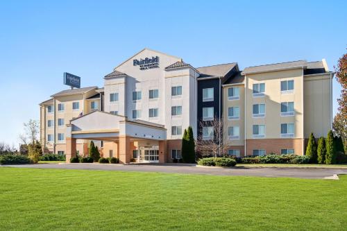a hotel with a lawn in front of it at Fairfield Inn & Suites by Marriott Paducah in Paducah