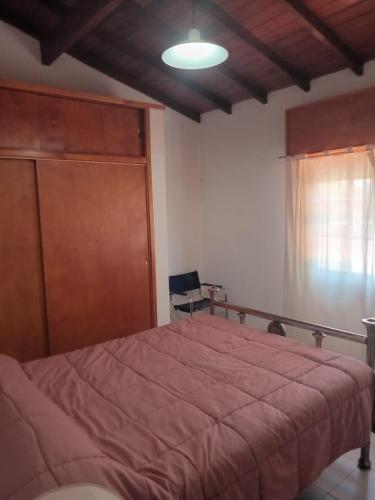 1 dormitorio con 1 cama grande con manta roja en CASA Don Manuel en Miramar