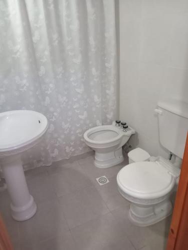 Baño blanco con aseo y lavamanos en CASA Don Manuel en Miramar