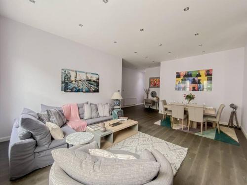 sala de estar con sofá y mesa en Exceptional apartment in the most desirable street, en Londres