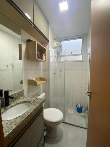 A bathroom at Apartamento 10 minutos de carro das Praias de Manguinhos e Jacaraipe