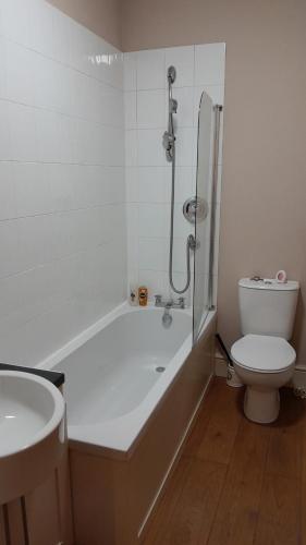Spacious 2 bedrooms Apartment in Colnbrook衛浴