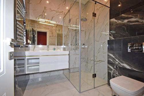 Ένα μπάνιο στο Deluxe 2 Bedroom, 2Bathroom Apartment in the Middle of City Center, New Building