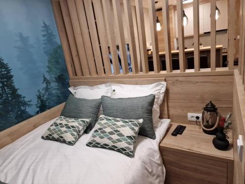 1 dormitorio con 1 cama con 2 almohadas en Apartman 318 - Sunčana Planina, en Kopaonik