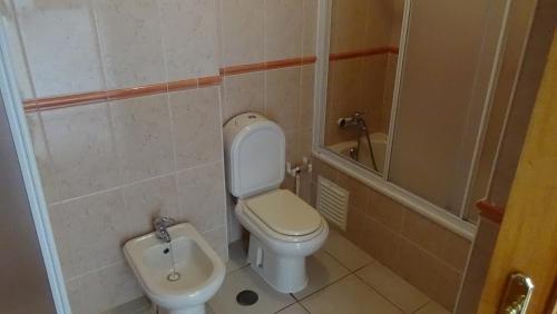 a bathroom with a toilet and a sink at Beach Apartment Vilamoura Villa Columbus in Vilamoura