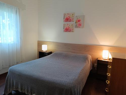 ein Schlafzimmer mit einem Bett und zwei Lampen an Tischen in der Unterkunft Casa El Ceibo Reserva con Seña in Piriápolis