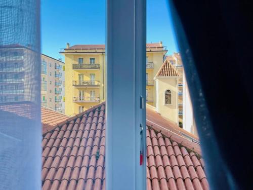 una finestra con vista sui tetti degli edifici di Casa Vacanze San Giovanni a Potenza