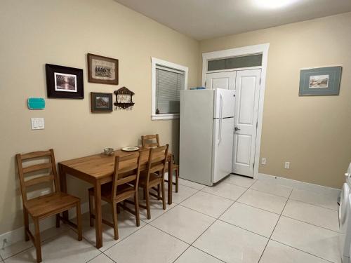 Private Guest Suite With Backyard – Photos 3