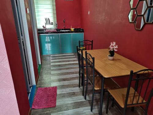 - une cuisine et une salle à manger avec une table et des chaises dans l'établissement VILLA HAJAH RUGAYAH MUAR, à Muar