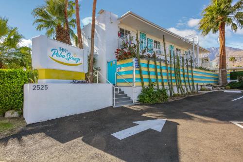 a house with an arrow sign in front of it at Inn at Palm Springs in Palm Springs