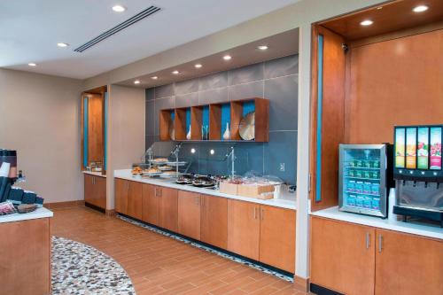 a fast food restaurant with a counter in a room at SpringHill Suites Houston Sugarland in Sugar Land