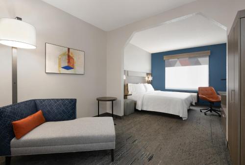um quarto de hotel com uma cama e um sofá em Holiday Inn Express Hotel & Suites Kennesaw Northwest - Acworth, an IHG Hotel em Acworth