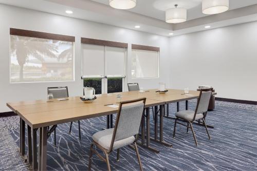a conference room with a long table and chairs at Courtyard by Marriott San Jose Airport Alajuela in Alajuela City