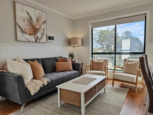 Ruang duduk di Unit 3 Little Banksia - A Perfect Base