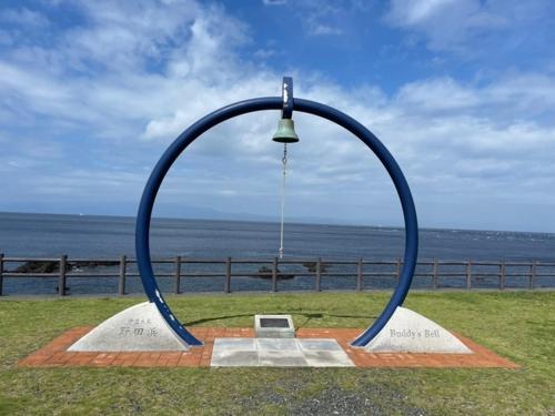 a large circular sculpture with the ocean in the background at 三浜館 伊豆大島 in Oshima
