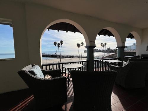 un restaurante con sillas y mesas y vistas a la playa en Casablanca Inn on The Beach, en Santa Cruz