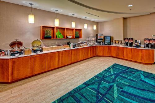 a restaurant with a counter in a hotel room at SpringHill Suites Norfolk Old Dominion University in Norfolk