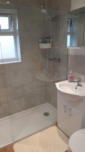 a bathroom with a shower and a sink at Peaceful and cosy apartment in Dorney