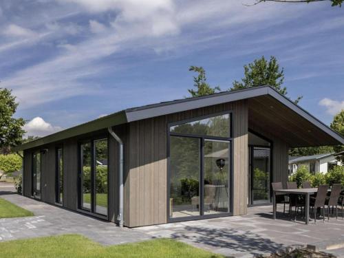 Beautiful chalet with a bath tub, in a holiday park in the Brabant Kempen
