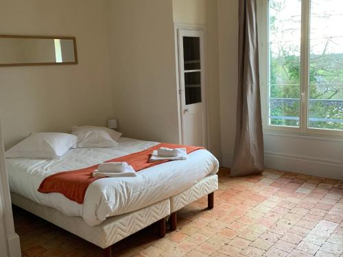 a bedroom with a bed with two towels on it at Grande maison familiale, 5 chambres, jardin, proche 24 Heures du Mans et abbaye de Solesmes. - FR-1-410-427 in Juigné-sur-Sarthe