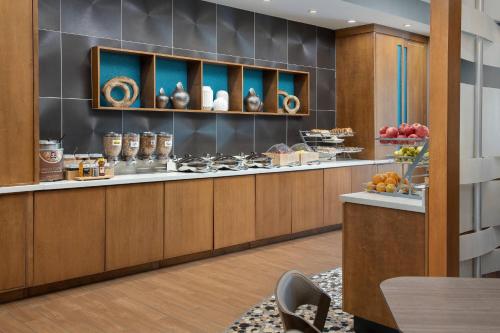 un buffet nella hall dell'hotel con cibo in esposizione di Springhill Suites by Marriott Jackson North/Ridgeland a Ridgeland