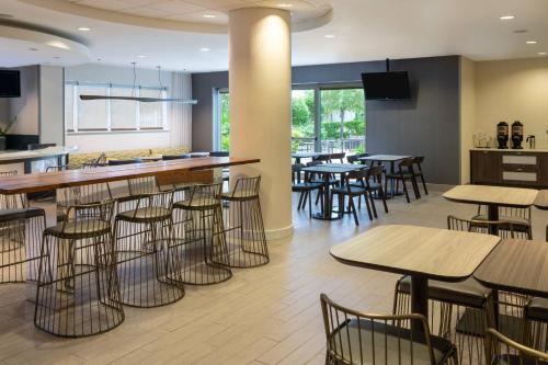 a restaurant with tables and chairs and a bar at SpringHill Suites Miami Downtown/Medical Center in Miami