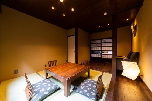 金沢市にあるひがしやま 祥、のダイニングルーム(木製テーブル、椅子付)