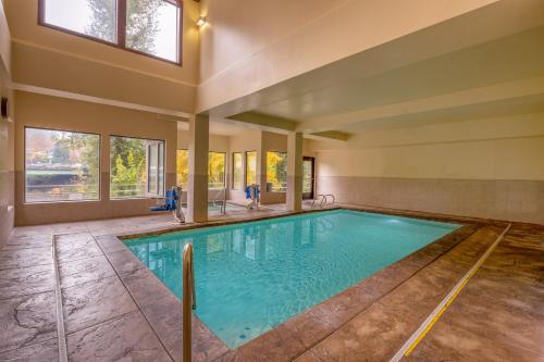 a swimming pool in a house at Holiday Inn Express Portland SE - Clackamas Area, an IHG Hotel in Gladstone