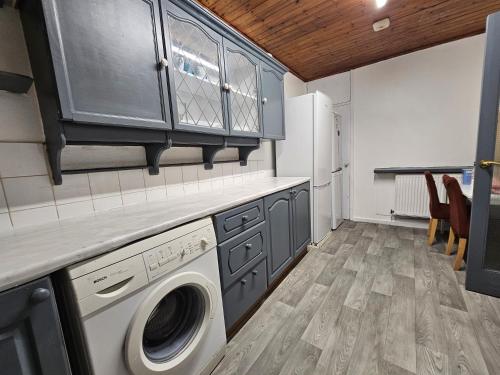 a laundry room with a washer and dryer at Spitalfields Rooms in London