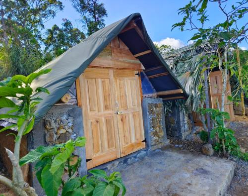 una casa con techo inclinado y garaje en Eco Lodge Haputale-Camping Sri lanka, en Haputale