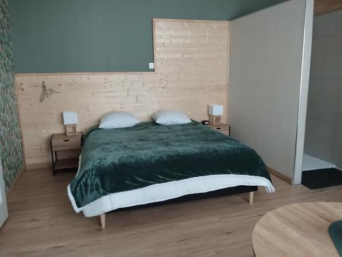 una camera con letto e piumone verde di Alternative hôtel 