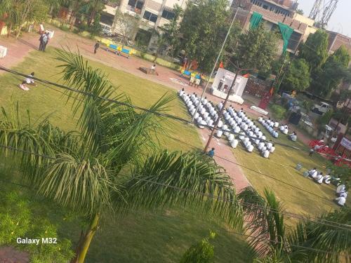 un grupo de sombrillas blancas en un parque en Mishra ji, Contact on 97542-41466, en Ujjain