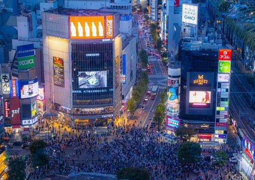 Une foule de gens dans une ville animée la nuit dans l'établissement APA Hotel Shibuya Dogenzakaue, à Tokyo