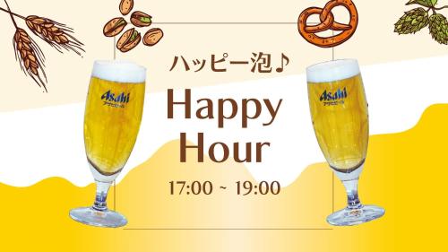 twee glazen bier met een happy hour bord bij TABINO HOTEL Hida Takayama in Takayama