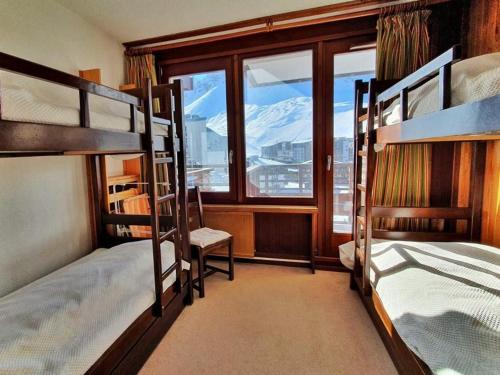 - une chambre avec lits superposés et vue sur la montagne dans l'établissement Appartement 2 pièces, proche pistes et commerces, balcon, WIFI, parking disponible - FR-1-502-550, à Tignes
