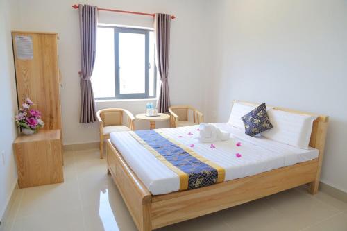 Postel nebo postele na pokoji v ubytování Biển Đông Hotel Đảo Phú Quý