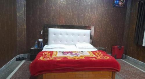 A bed or beds in a room at Somnath Residency