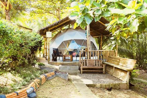 Zahrada ubytování Eco Glamping Treehouses Closest Resort To All Tourist Attractions