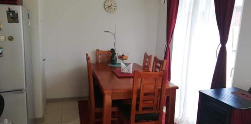 een eettafel en stoelen in een keuken bij casa con habitaciones disponibles, estacionamiento privado, patio y áreas comunes para compartir in Puerto Montt