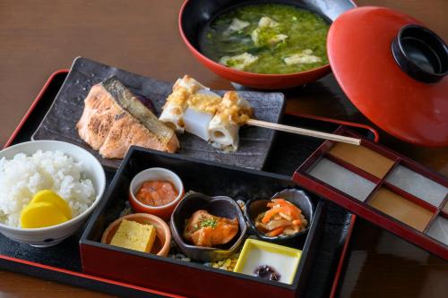 una bandeja de alimentos con diferentes tipos de alimentos en Kotoni Green Hotel, en Sapporo