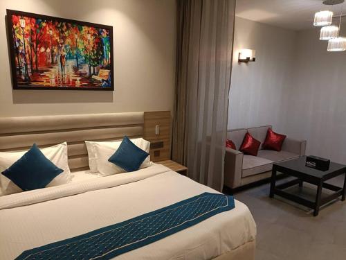 una camera d'albergo con letto e divano di Luxury Stay with Stunning view at 36th Floor Noida a Noida
