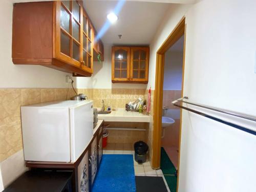 eine Küche mit Kühlschrank und Spüle in der Unterkunft Studio Apartment KTC KB in Kota Bharu