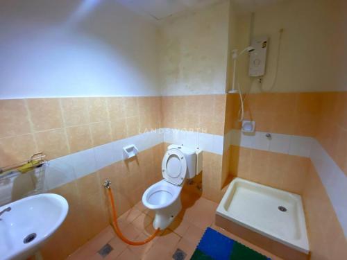 ein Bad mit einem WC und einem Waschbecken in der Unterkunft Studio Apartment KTC KB in Kota Bharu