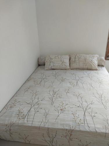 Ένα ή περισσότερα κρεβάτια σε δωμάτιο στο KENKA HOMESTAY