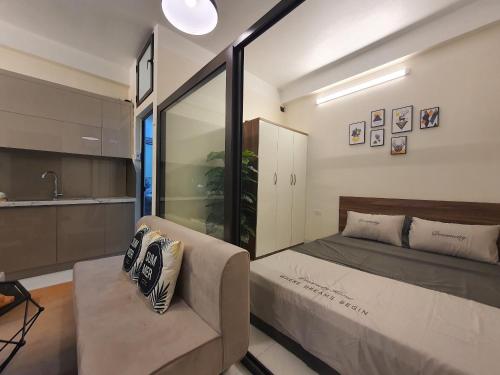 1 dormitorio con cama, silla y lavamanos en Sweet Home 59 Phạm Văn Đồng, Hà Nội, en Hanói